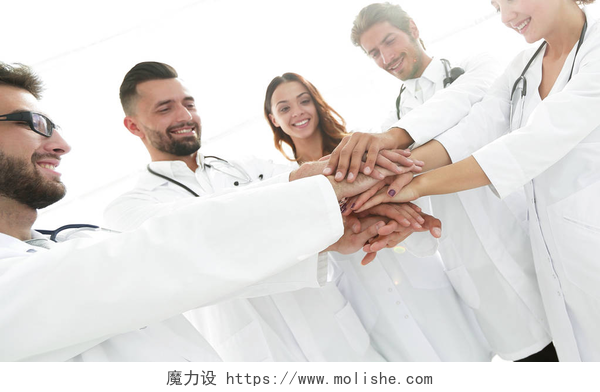 开心的穿白大褂的医疗团队医疗队中的医生和护士手拉手